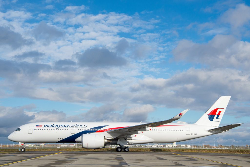Malaysia-Airlines-takes-delivery-of-its-first-A350-XWB-aircraft-taxiing