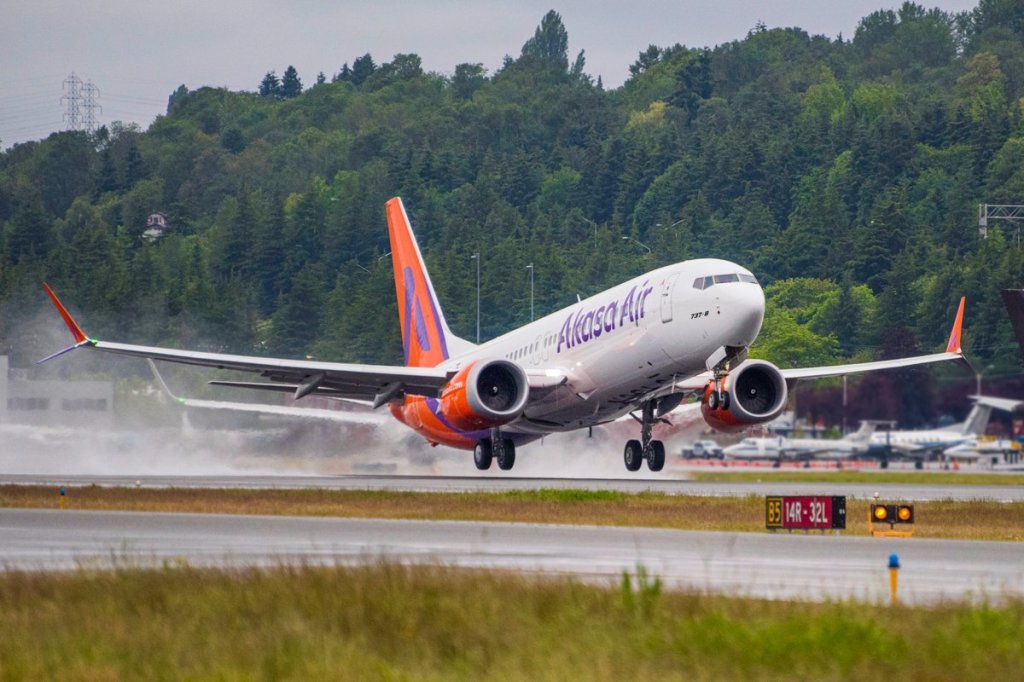 An Akasa Air Boeing 737-8 taking off.