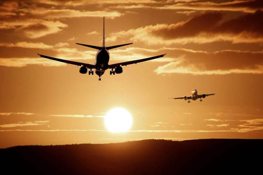 The ratings agency highlights several factors that are playing in favor of the domestic airlines.