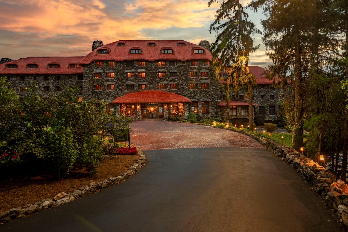 Hotel exterior and driveway