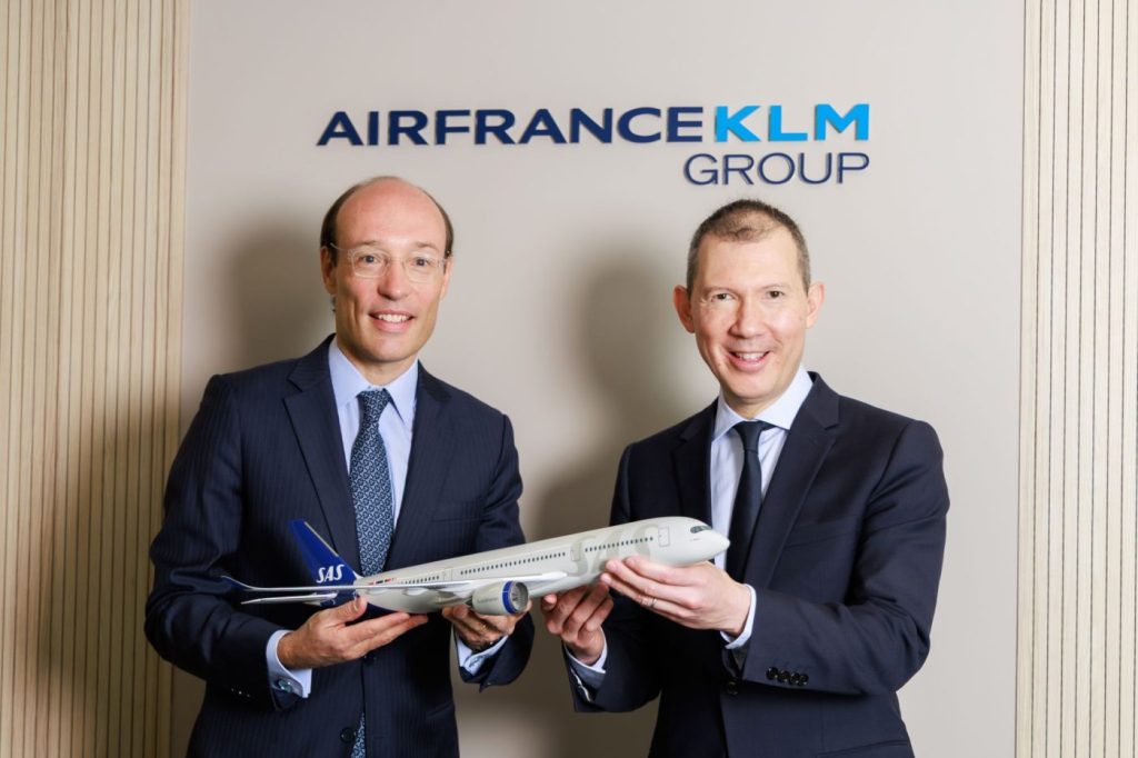 Anko van der Werff and Ben Smith holding a plane.