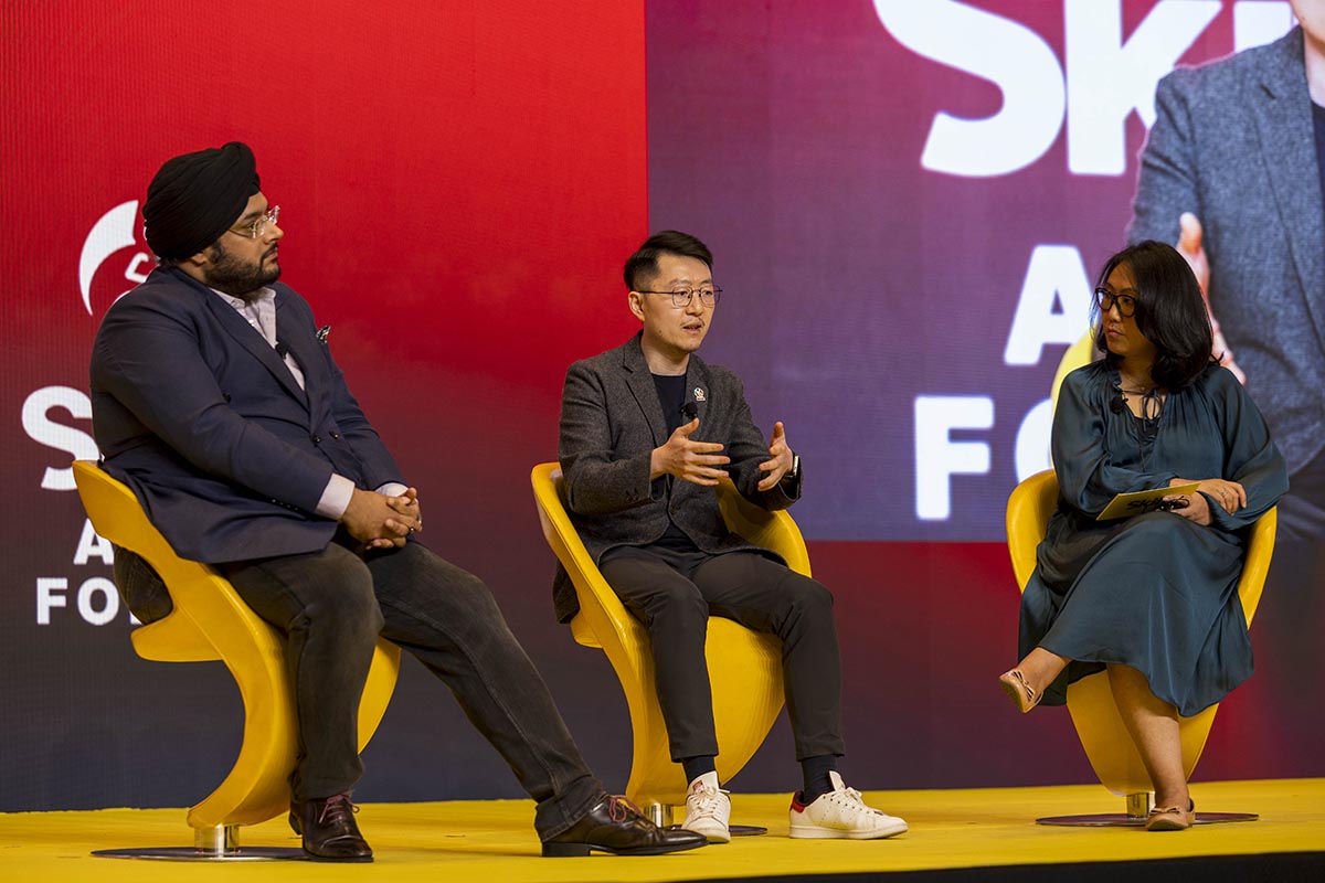 Tejveer Singh Bedi (L), Traveloka VP of Commercial, and David Liu (C), Klook Chief Customer Experience Officer, speaking at Skift Asia Forum on April 29, 2026 in Bangkok.