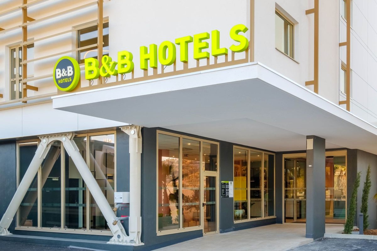 budget hotel exterior